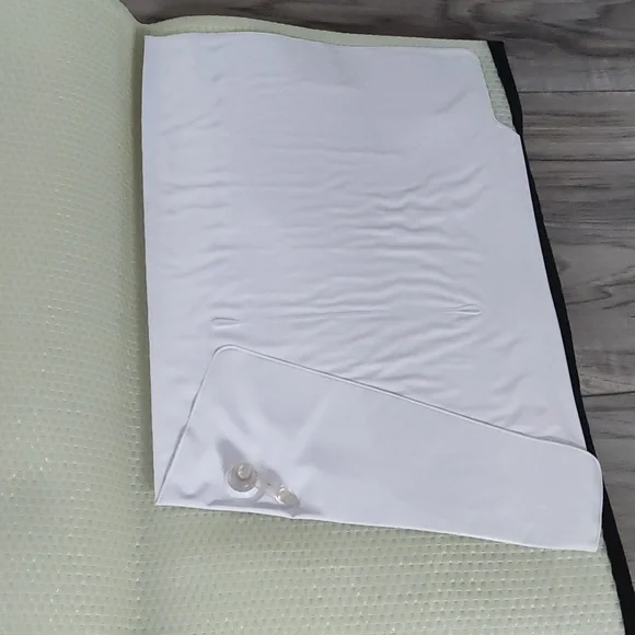 Large folding Beach Mat! Attached inflatable head pillow! 🏖️ - Picture 4 of 6